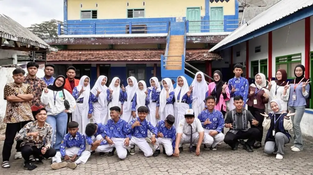 Kolaborasi antara NGO dengan Universitas Kepanjen Perkuat Ketahanan Kesehatan dan Perlindungan Remaja Nelayan di Malang Selatan